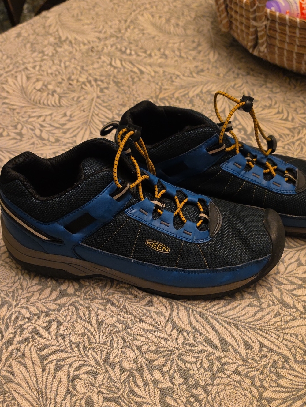 KEEN Men's Blue Hiking Shoes with Yellow Accents